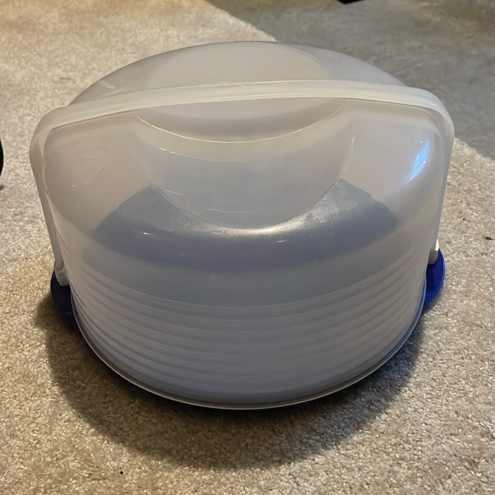 Tupperware round cake taker